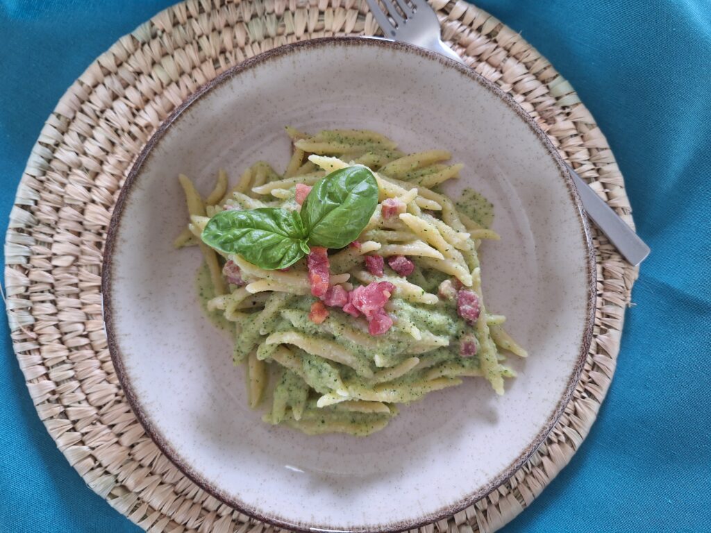 Pasta zucchine e pancetta cremosa