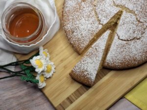 Torta al latte caldo e miele