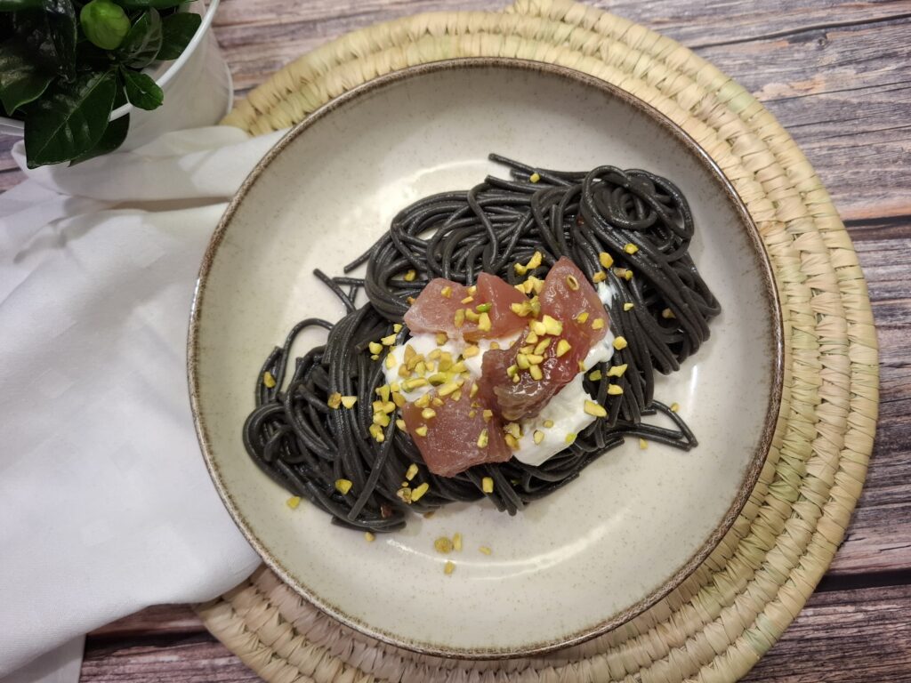 Pasta al nero di seppia con tonno e stracciatella