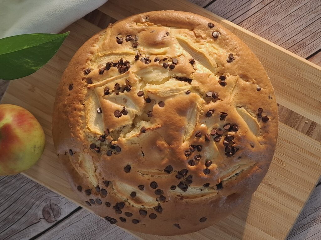 Torta di mele e gocce di cioccolato